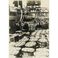 Embarquement de vivres sur les quais de Casablanca (exportation vers la métropole). [légende d'origine]