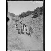 Opérations militaires sur la Haute Moulouya. L'aumônier de la colonne mobile. [légende d'origine]