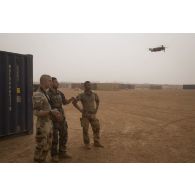 Des stagiaires apprennent à piloter un mini-drone sous le regard d'un instructeur lors d'un stage de la STAT à Gao.