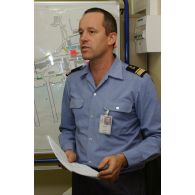 Briefing pour l'embarquement à Toulon des véhicules de la relève de l'opération Licorne (8e mandat) : portrait d'un capitaine de corvette du DTIM.