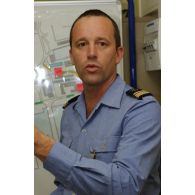 Briefing pour l'embarquement à Toulon des véhicules de la relève de l'opération Licorne (8e mandat) : portrait d'un capitaine de corvette du DTIM.