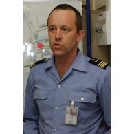 Briefing pour l'embarquement à Toulon des véhicules de la relève de l'opération Licorne (8e mandat) : portrait d'un capitaine de corvette du DTIM.