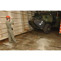 Départ du 7e BCA (bataillon de chasseurs alpins) pour la relève de l'opération Licorne (8e mandat) : un personnel d'un peloton portuaire guide un VAB (véhicule de l'avant blindé) à bord du cargo égyptien Fast Navigator affrété pour la République de Côte d'Ivoire.