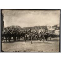 Cavalerie - Une revue des troupes dans un village (autre vue). [légende d'origine]