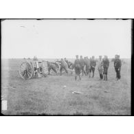 Artillerie - Les manœuvres du canon de 75 mm sous les yeux des officiers (et de l'officier japonais en visite). [légende d'origine]