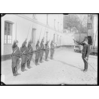 Cavalerie - Les dragons du 27e RD sabre au clair dans la cour de la caserne. [légende d'origine]