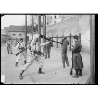 Infanterie - Exercice d'escrime à la baïonnette. [légende d'origine]