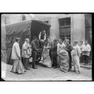 Infanterie - La corvée de pain à la sortie du camion du boulanger. [légende d'origine]