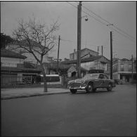 Automobile Delahaye-335 avant le départ de la colonne Voirol pour le 2e rallye Alger-Le Cap.