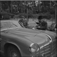 Automobile Delahaye-335 avant le départ de la colonne Voirol pour le 2e rallye Alger-Le Cap.