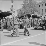 Prise d'armes et visite du maréchal Juin au 27e Congrès national des officiers de réserve à Constantine.