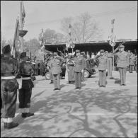 Prise d'armes et visite du maréchal Juin au 27e Congrès national des officiers de réserve à Constantine.