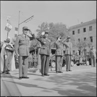 Prise d'armes et visite du maréchal Juin au 27e Congrès national des officiers de réserve à Constantine.