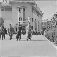 Prise d'armes et visite du maréchal Juin au 27e Congrès national des officiers de réserve à Constantine.