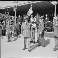 Prise d'armes et visite du maréchal Juin au 27e Congrès national des officiers de réserve à Constantine.