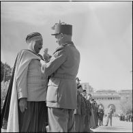 Remise de décorations par le maréchal Juin lors du 27e Congrès national des officiers de réserve à Constantine.