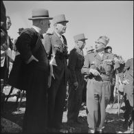 Officiers généraux observant une manoeuvre lors du 27e Congrès national des officiers de réserve à Constantine.