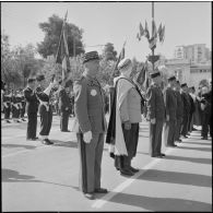 Remise de décorations par le maréchal Juin lors du 27e Congrès national des officiers de réserve à Constantine.