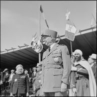 Remise de décorations par le maréchal Juin lors du 27e Congrès national des officiers de réserve à Constantine.