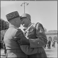 Remise de décorations par le maréchal Juin lors du 27e Congrès national des officiers de réserve à Constantine.