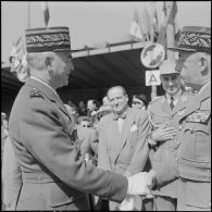 Remise de décorations par le maréchal Juin lors du 27e Congrès national des officiers de réserve à Constantine.