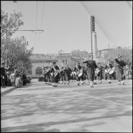 Défilé devant l'usine Citroën de Constantine lors du 27e Congrès national des officiers de réserve.