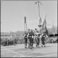 Défilé devant l'usine Citroën de Constantine lors du 27e Congrès national des officiers de réserve.