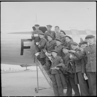 Les élèves des écoles préparatoires militaires de France et de Koléa quittant l'Algérie à bord d'un avion de transport après leur voyage.