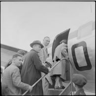 Les élèves des écoles préparatoires militaires de France et de Koléa quittant l'Algérie à bord d'un avion de transport après leur voyage.