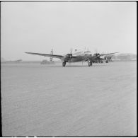 Les élèves des écoles préparatoires militaires de France et de Koléa quittant l'Algérie à bord d'un avion de transport après leur voyage.