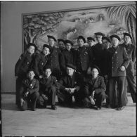 Portrait de groupe des jeunes élèves des écoles préparatoires militaires en visite dans un musée algérien.