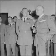 Réception au cercle des officiers d'Alger pour la remise de coupe par le général Cailles de l'équipe militaire du 2e rallye Alger-Le Cap.