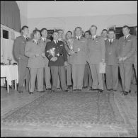 Réception au cercle des officiers d'Alger pour la remise de coupe par le général Cailles de l'équipe militaire du 2e rallye Alger-Le Cap.