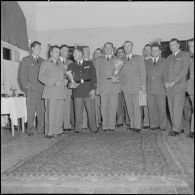 Réception au cercle des officiers d'Alger pour la remise de coupe par le général Cailles de l'équipe militaire du 2e rallye Alger-Le Cap.