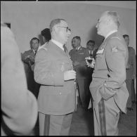 Réception au cercle des officiers d'Alger pour la remise de coupe par le général Cailles de l'équipe militaire du 2e rallye Alger-Le Cap.