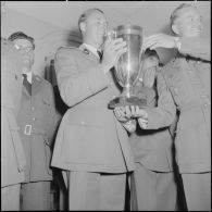 Réception au cercle des officiers d'Alger pour la remise de coupe par le général Cailles de l'équipe militaire du 2e rallye Alger-Le Cap.