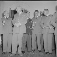 Réception au cercle des officiers d'Alger pour la remise de coupe par le général Cailles de l'équipe militaire du 2e rallye Alger-Le Cap.