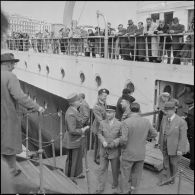 Embarquement à bord du paquebot Ville d'Alger pour l'équipe militaire du 2e rallye Alger-Le Cap pour leur retour en métropole.