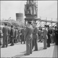 Embarquement à bord du paquebot Ville d'Alger pour l'équipe militaire du 2e rallye Alger-Le Cap pour leur retour en métropole.