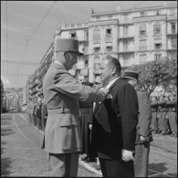 Remise de décorations par le général Cailles lors des commémorations du 8 mai 1945 à Alger.