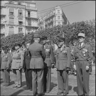 Remise de décorations par le général Cailles lors des commémorations du 8 mai 1945 à Alger.