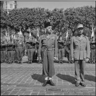 Remise de décorations par le général Cailles lors des commémorations du 8 mai 1945 à Alger.