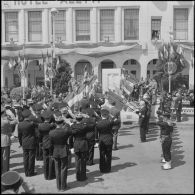 Commémoration devant un monument aux morts de la Première Guerre à Alger.