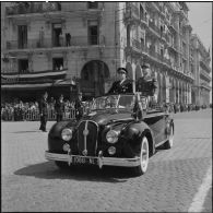 Arrivée du gouverneur général de l'Algérie Roger Léonard et du général Cailles lors des commémorations du 8 mai 1945 à Alger.