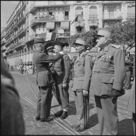 Remise de décorations par le général Cailles lors des commémorations du 8 mai 1945 à Alger.