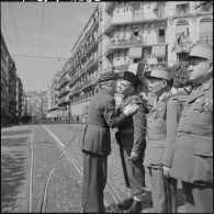 Remise de décorations par le général Cailles lors des commémorations du 8 mai 1945 à Alger.