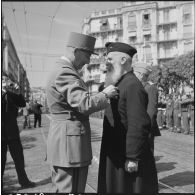 Remise de décorations par le général Cailles lors des commémorations du 8 mai 1945 à Alger.