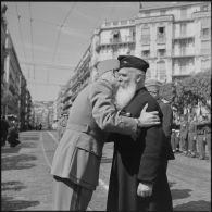 Remise de décorations par le général Cailles lors des commémorations du 8 mai 1945 à Alger.