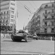 Défilé du 14 juillet à Alger en présence du gouverneur Léonard et du général Cailles.