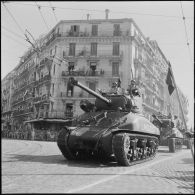 Défilé du 14 juillet à Alger en présence du gouverneur Léonard et du général Cailles.